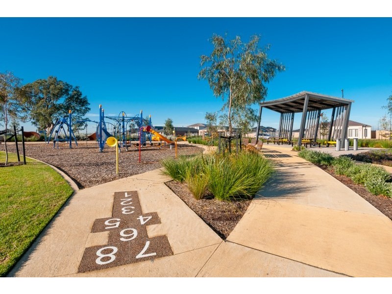 27 Daybreak Vista, Mickleham VIC 3064