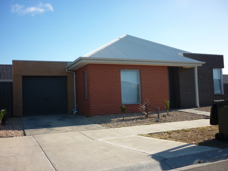 72 Mareeba Way, Craigieburn VIC 3064