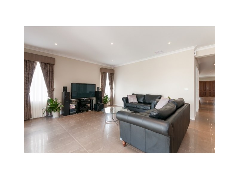 27 Cleveland Drive, Craigieburn VIC 3064