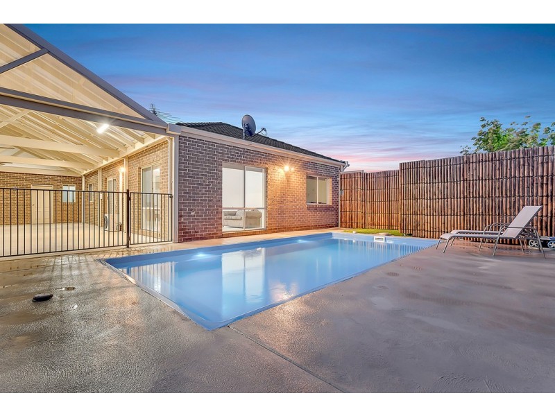 6 Bellfield Drive, Craigieburn VIC 3064