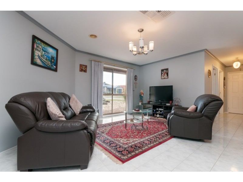 1 Gibney Close, Roxburgh Park VIC 3064