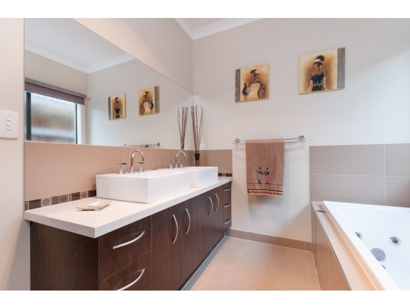 194 Central Park Avenue, Craigieburn VIC 3064