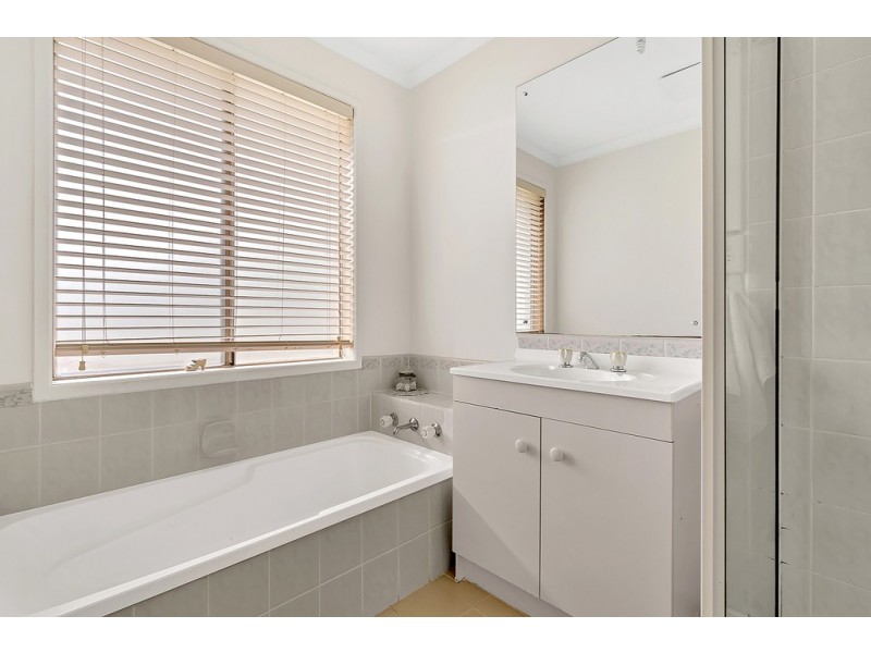 76 Banbury Crescent, Craigieburn VIC 3064