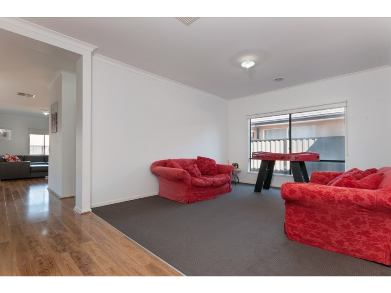 18 Beveridge Drive, Roxburgh Park VIC 3064