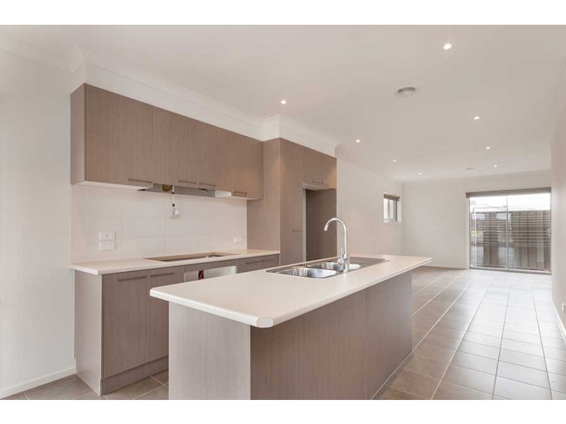 2/2 Brunswick Crescent, Craigieburn VIC 3064