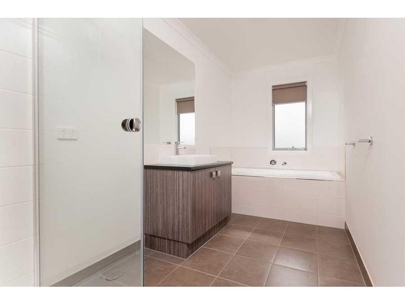 2/2 Brunswick Crescent, Craigieburn VIC 3064