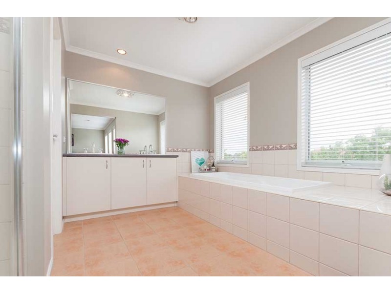 6 Green Hill Place, Craigieburn VIC 3064
