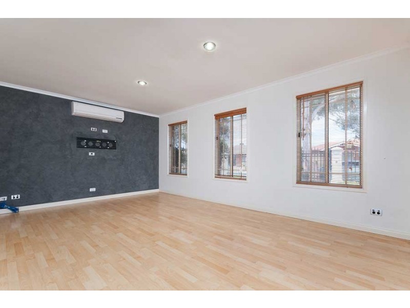 37 Yarcombe Crescent, Craigieburn VIC 3064