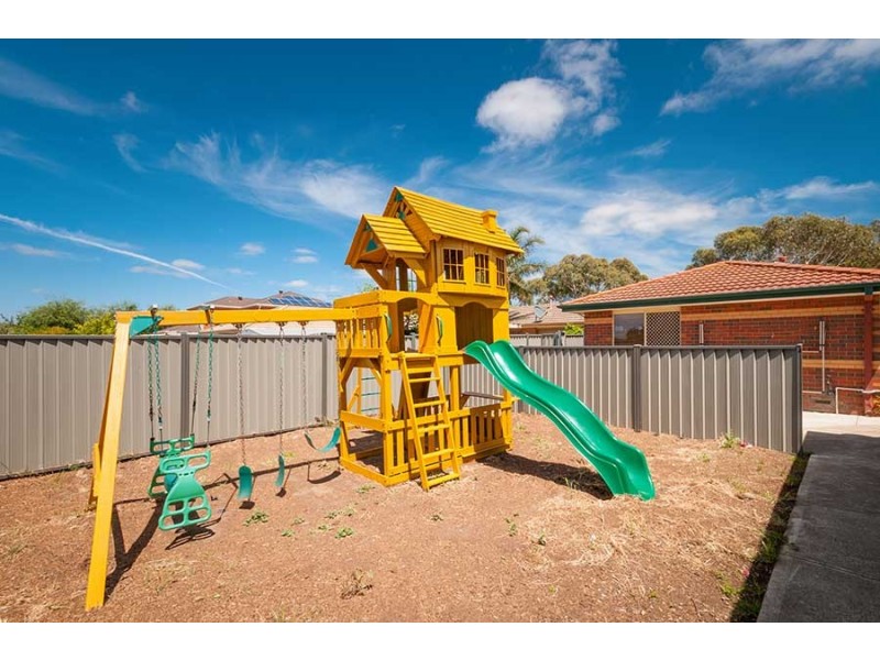 37 Yarcombe Crescent, Craigieburn VIC 3064