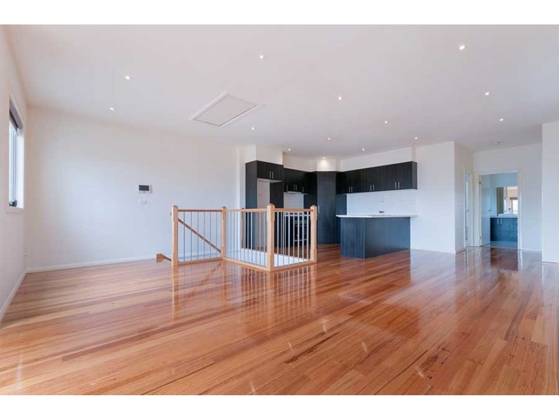 4/16 Clarendon Avenue, Craigieburn VIC 3064