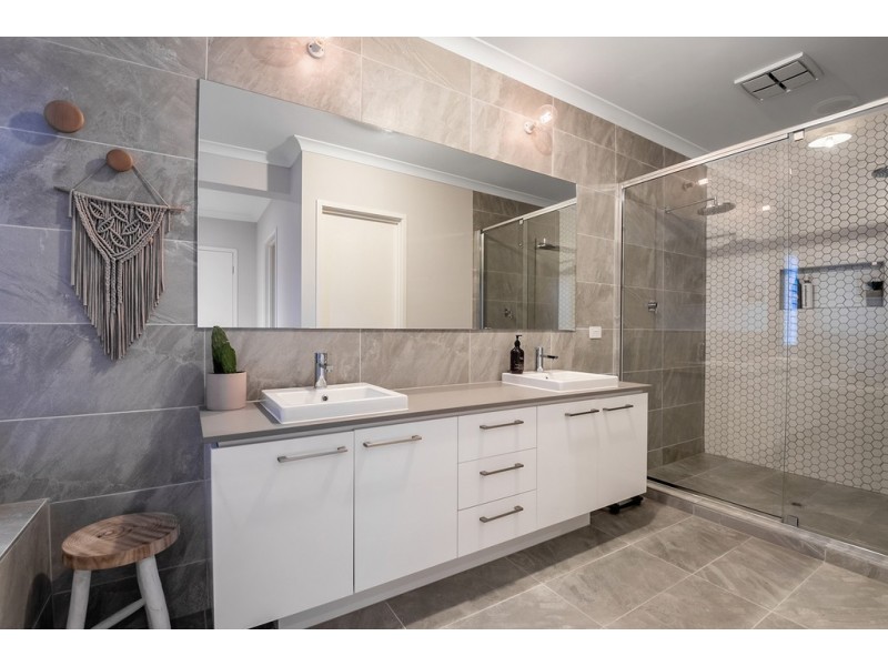 25 Perisher Drive, Craigieburn VIC 3064