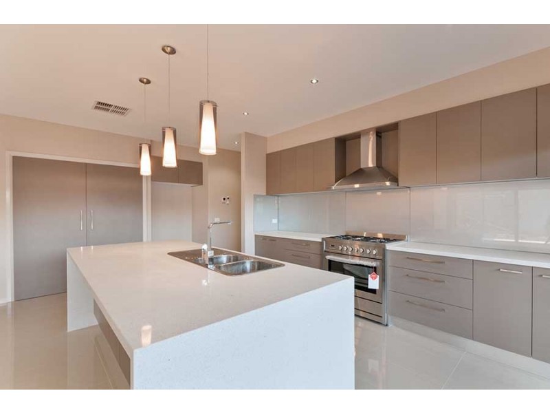 28 Falkland Road, Craigieburn VIC 3064