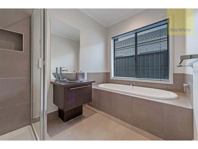 8 Lion Chase, Craigieburn VIC 3064