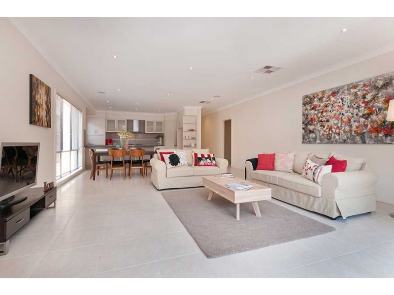 23 Dalwhinnie Crescent, Craigieburn VIC 3064