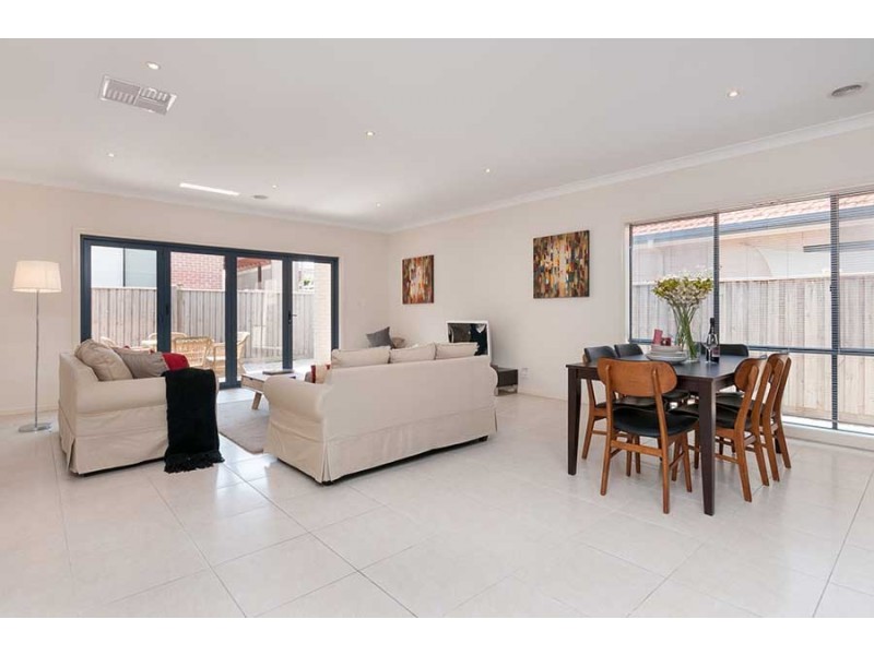 23 Dalwhinnie Crescent, Craigieburn VIC 3064