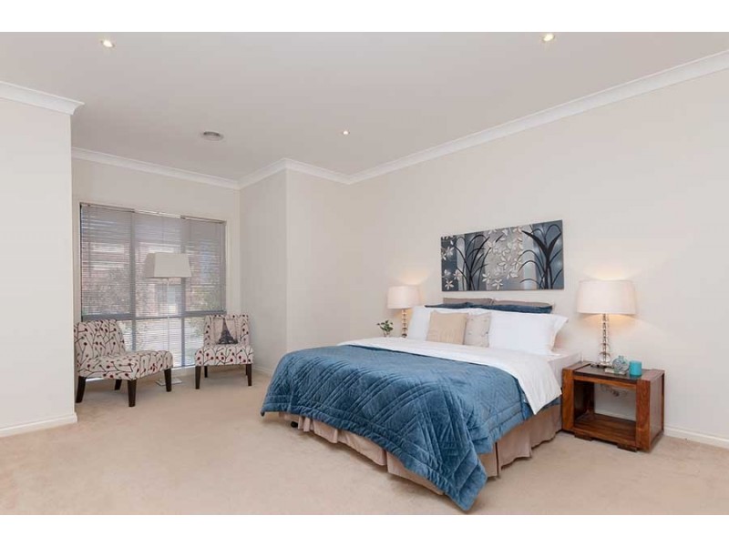 23 Dalwhinnie Crescent, Craigieburn VIC 3064