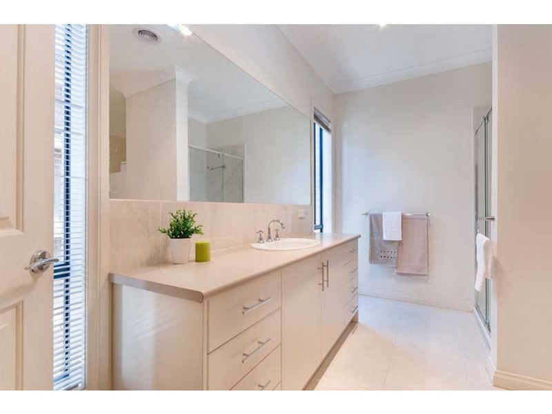 23 Dalwhinnie Crescent, Craigieburn VIC 3064