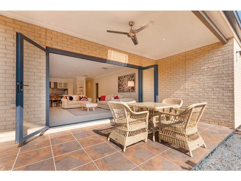 23 Dalwhinnie Crescent, Craigieburn VIC 3064