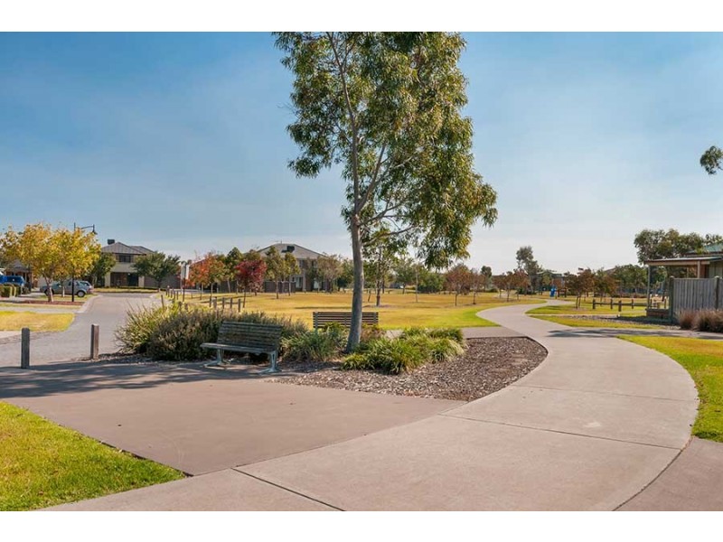 23 Dalwhinnie Crescent, Craigieburn VIC 3064