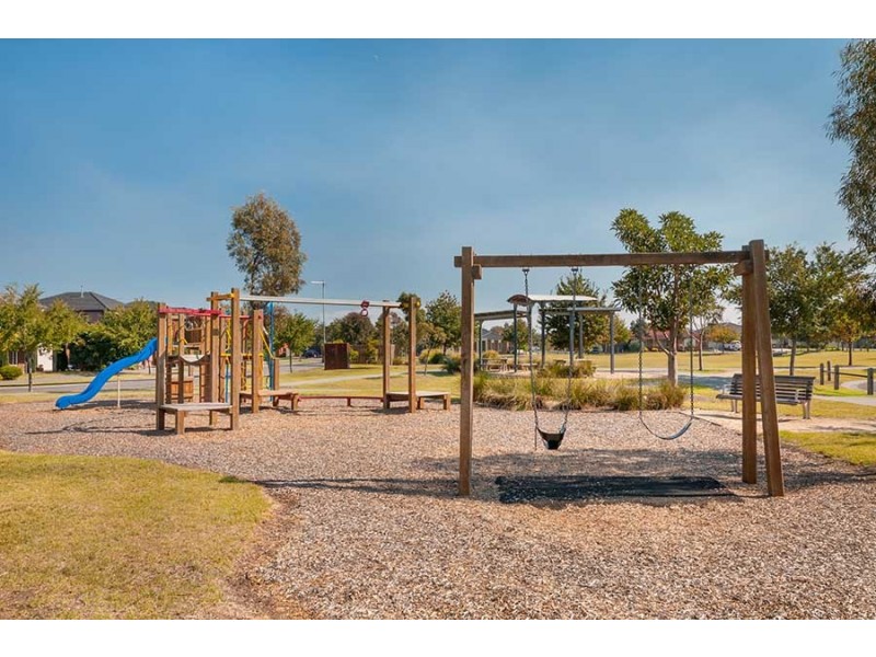 23 Dalwhinnie Crescent, Craigieburn VIC 3064