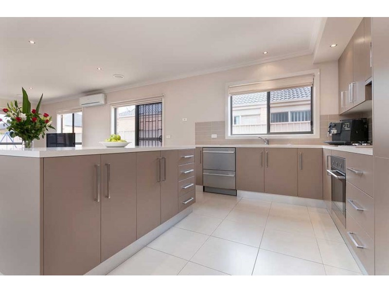 8 Dampier Close, Craigieburn VIC 3064