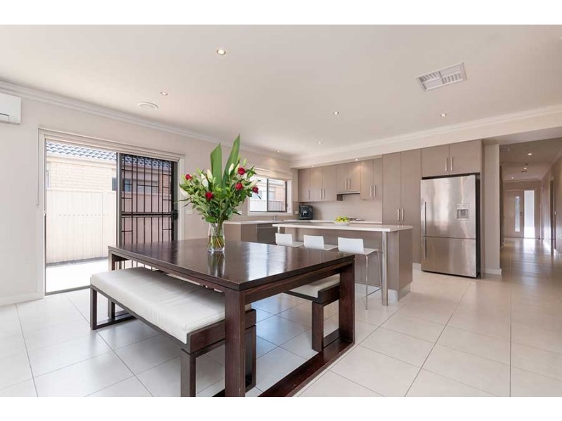 8 Dampier Close, Craigieburn VIC 3064