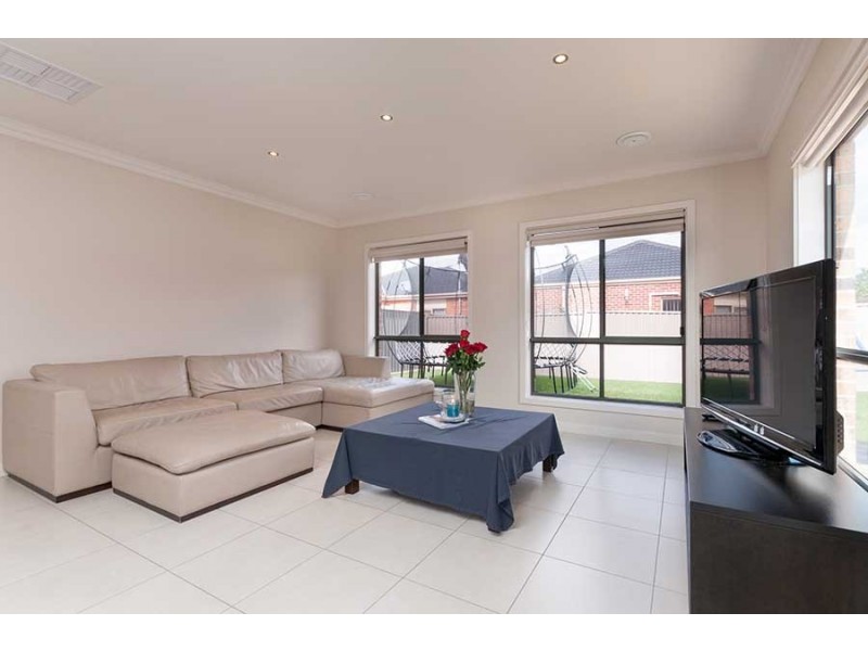 8 Dampier Close, Craigieburn VIC 3064