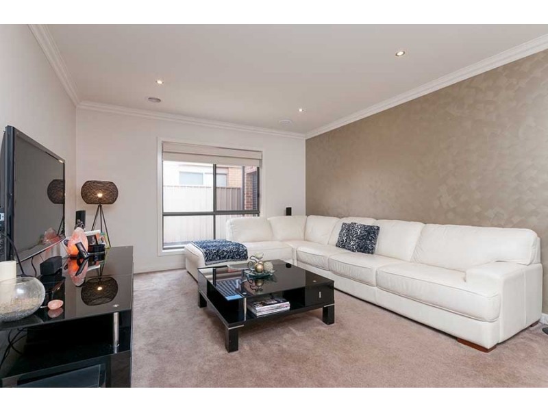 8 Dampier Close, Craigieburn VIC 3064