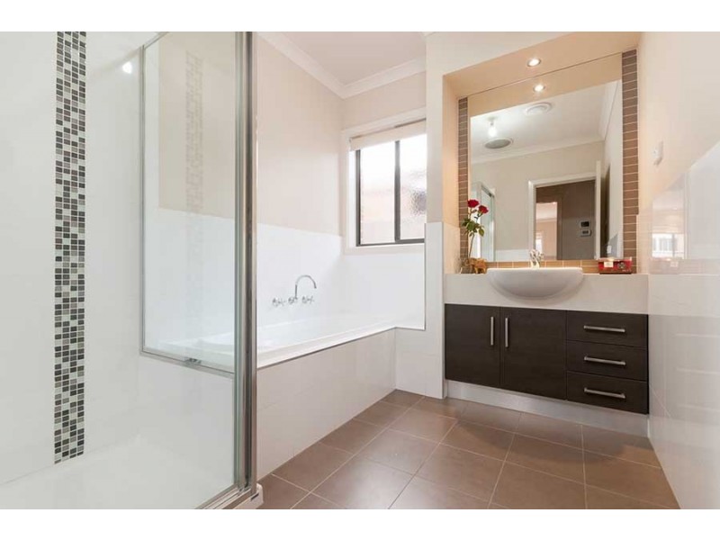 8 Dampier Close, Craigieburn VIC 3064