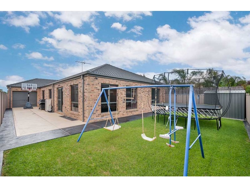 8 Dampier Close, Craigieburn VIC 3064