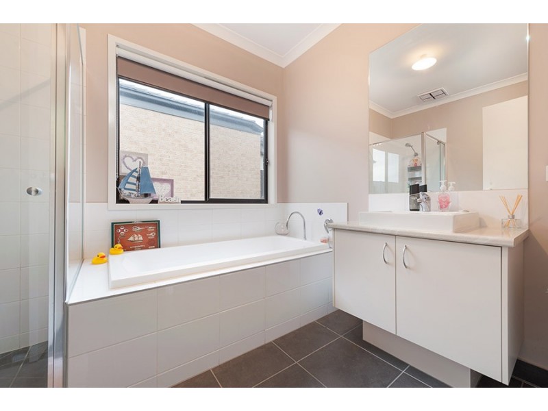 16 Falkland Road, Craigieburn VIC 3064