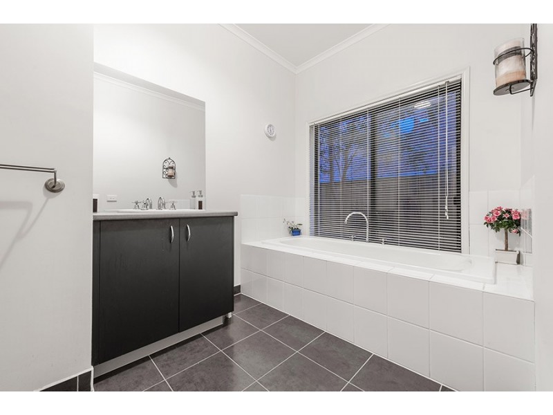 104 Royal Terrace, Craigieburn VIC 3064