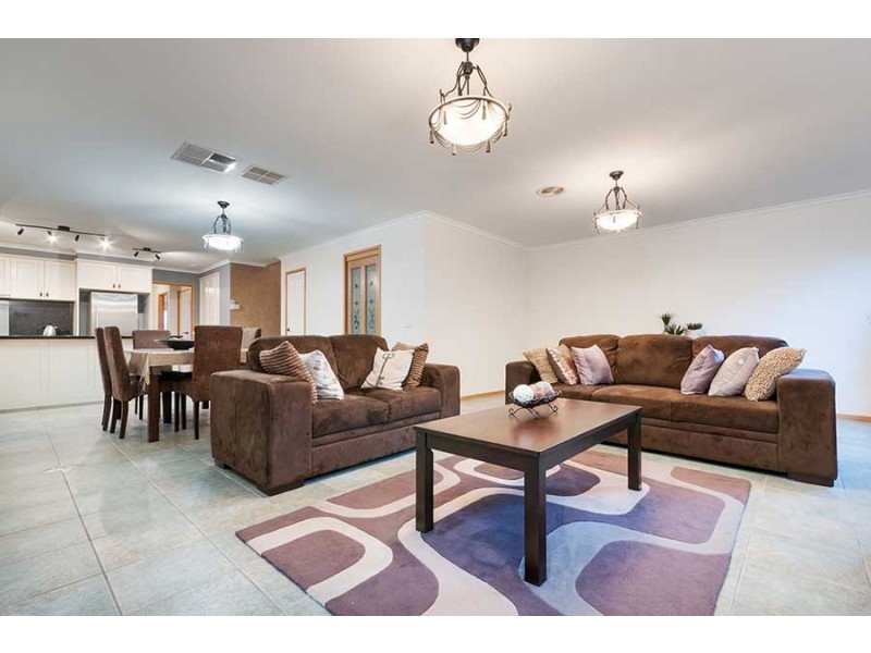 30 Pembroke Crescent, Craigieburn VIC 3064