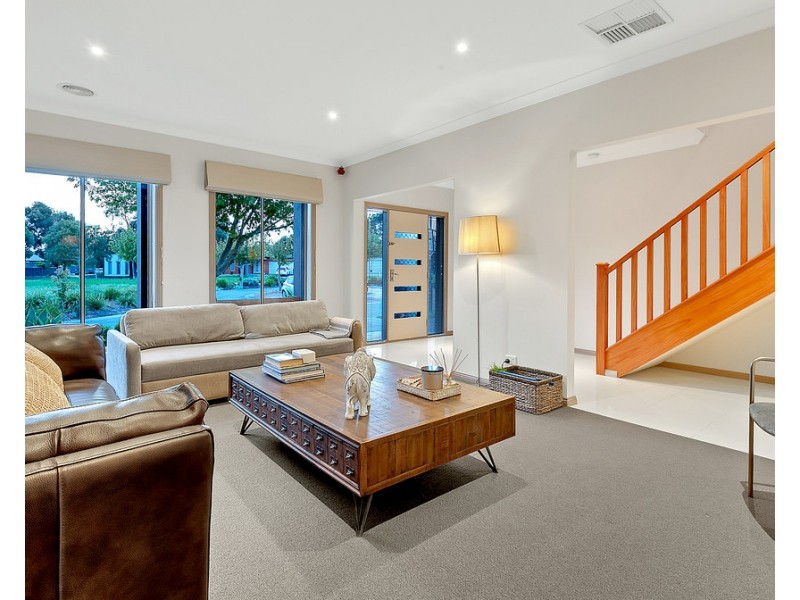 8 Osprey Place, Craigieburn VIC 3064