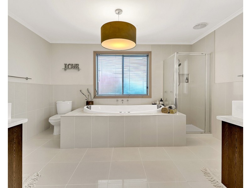 8 Osprey Place, Craigieburn VIC 3064