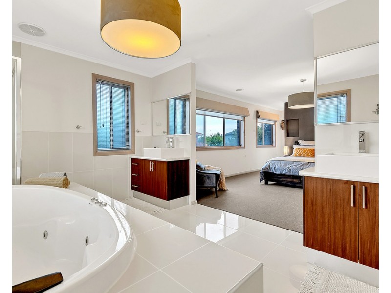 8 Osprey Place, Craigieburn VIC 3064