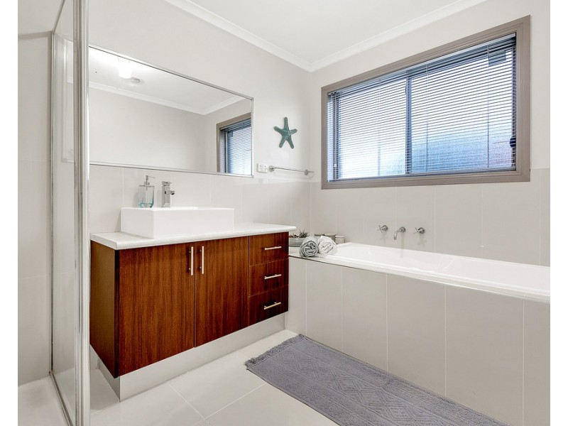 8 Osprey Place, Craigieburn VIC 3064