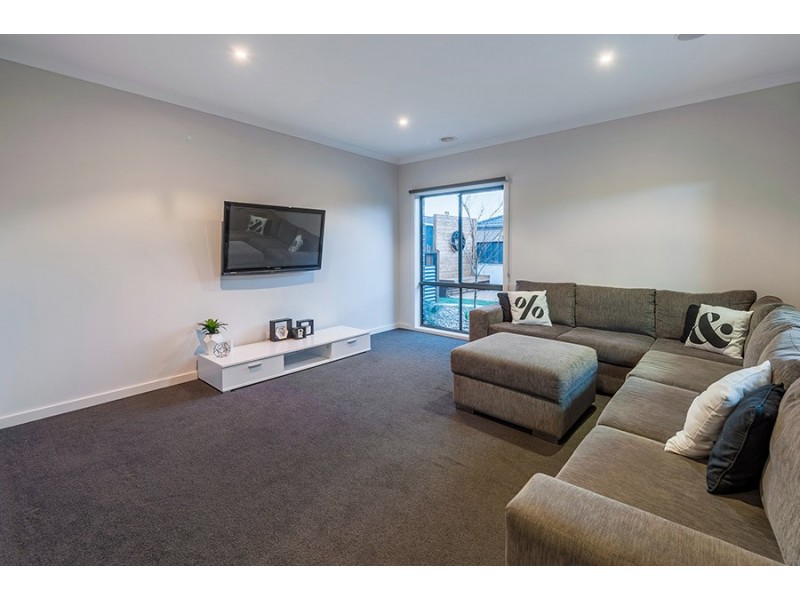 27 Thorngrove Avenue, Craigieburn VIC 3064