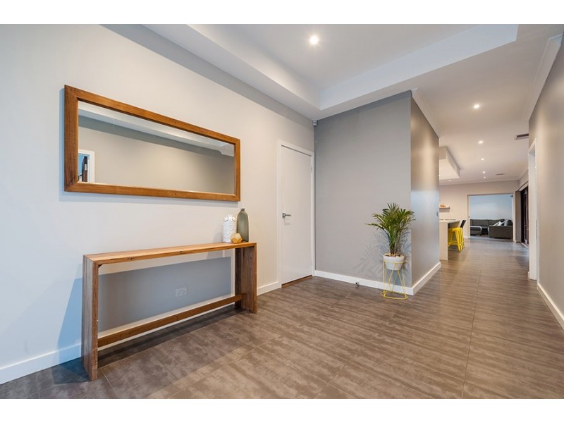 27 Thorngrove Avenue, Craigieburn VIC 3064