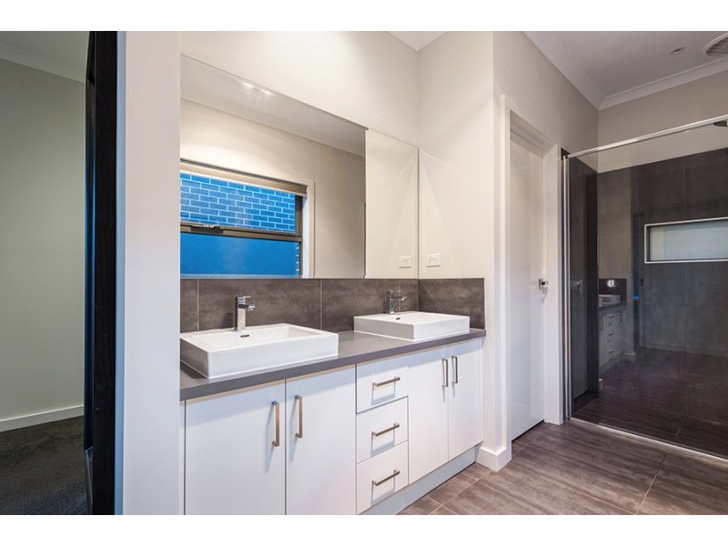 27 Thorngrove Avenue, Craigieburn VIC 3064