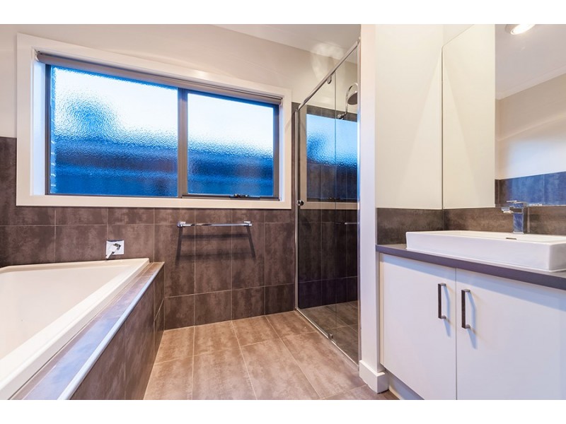 27 Thorngrove Avenue, Craigieburn VIC 3064