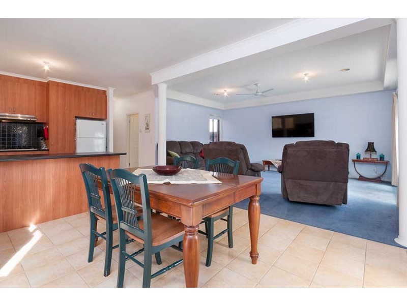 24 Thames Way, Roxburgh Park VIC 3064