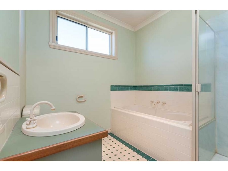 12 Pinnock Avenue, Roxburgh Park VIC 3064