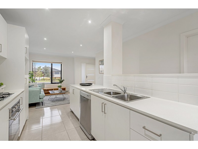 82 Baronial Way, Craigieburn VIC 3064