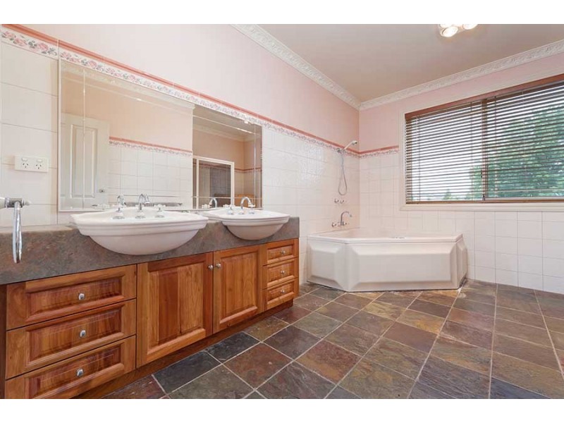 5 Lakeview Drive, Mickleham VIC 3064