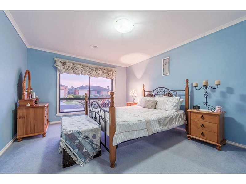 10 Edgecombe Way, Roxburgh Park VIC 3064