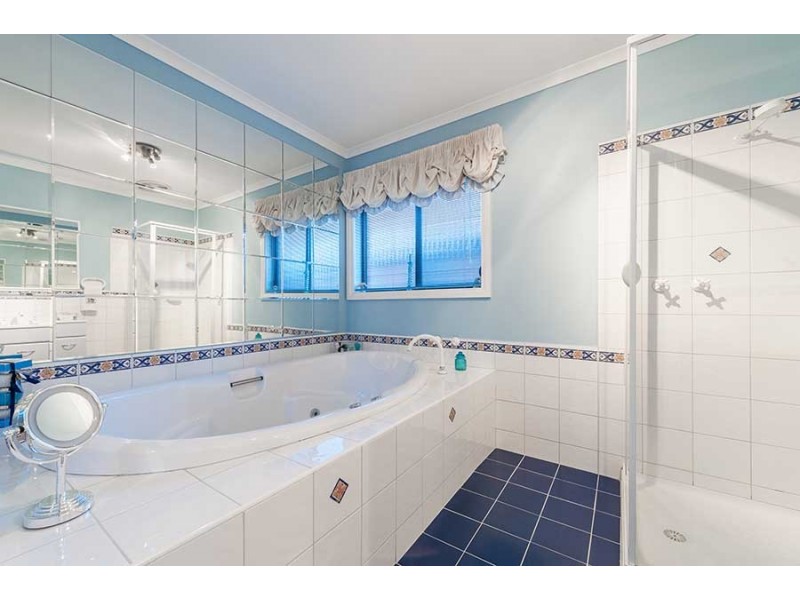 10 Edgecombe Way, Roxburgh Park VIC 3064