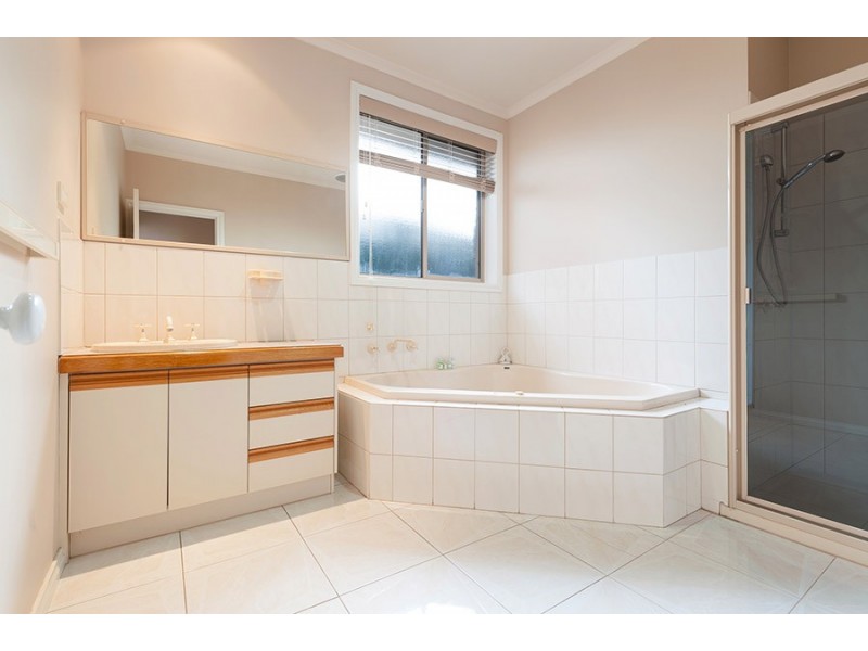 7 Edgecombe Way, Roxburgh Park VIC 3064