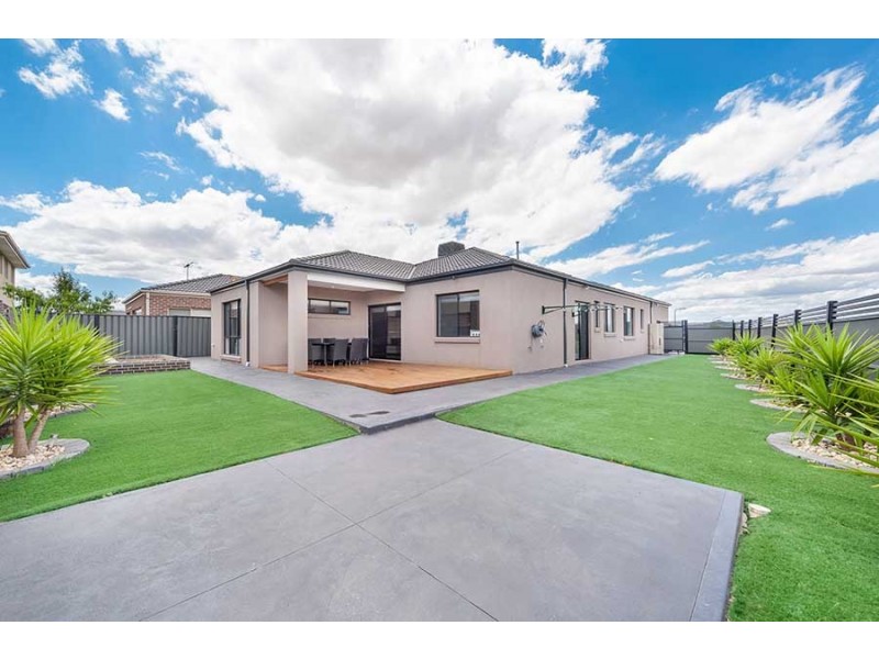 16 Brickwood Circuit, Craigieburn VIC 3064