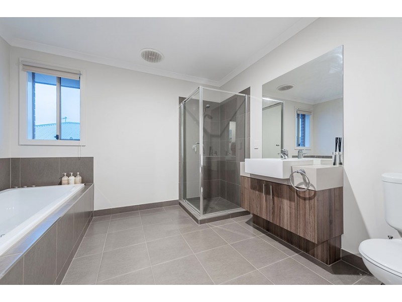 10 Clopton Rise, Craigieburn VIC 3064